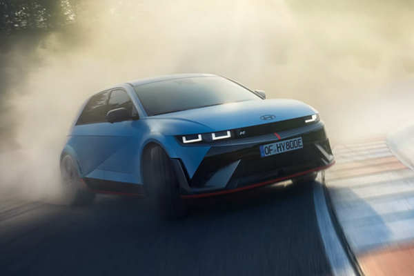 Ein Hyundai IONIQ 5 N driftet auf einer Rennstrecke um die Kurve