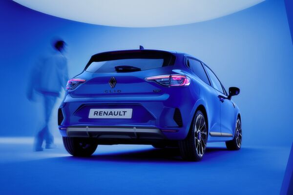 Das Heck des Renault Captur an dem ein Mann vorbei läuft