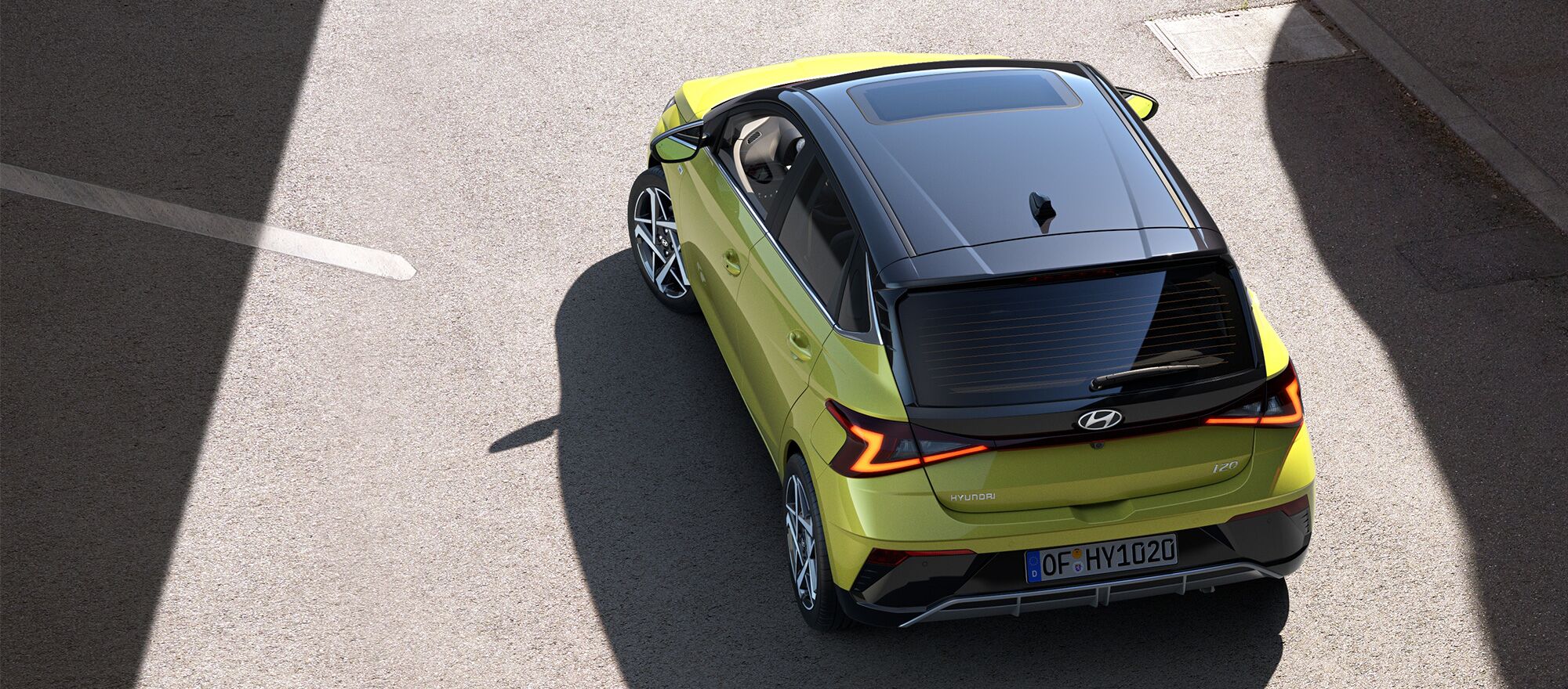 Der Hyundai i20 biegt nach links ab und hat ein schwarzes Dach