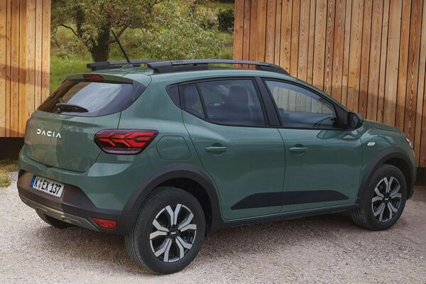 Parkender Dacia Sandero Stepway vor einer Holzwand