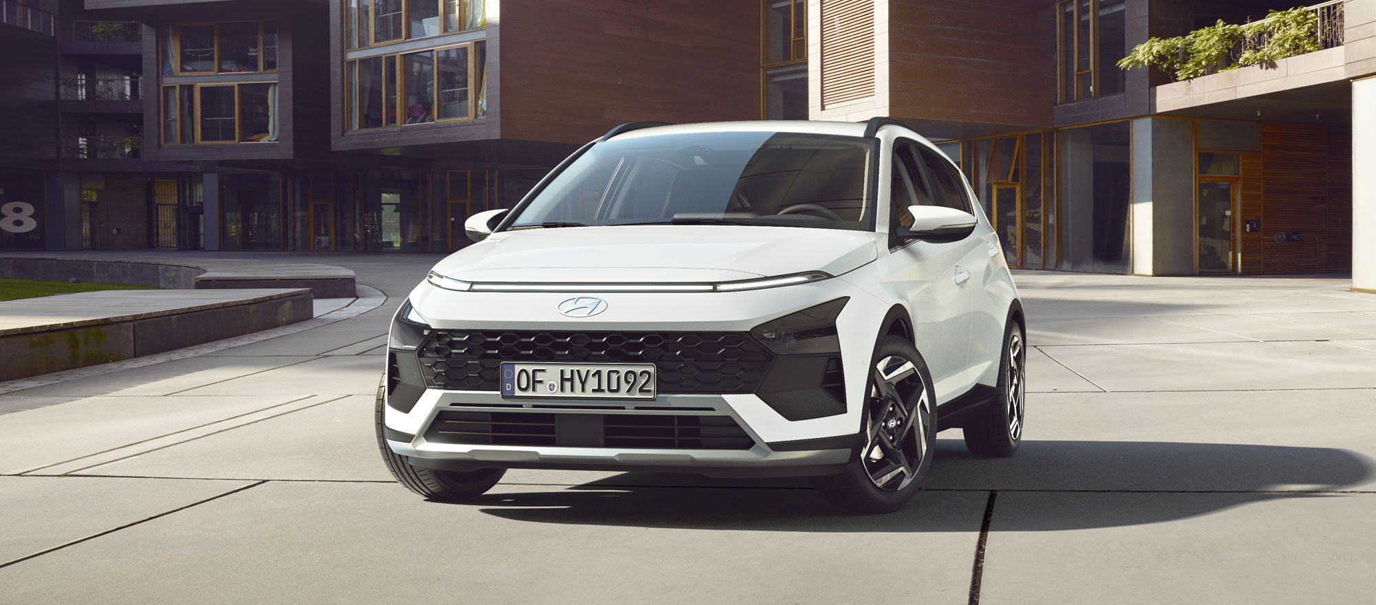 Ein weißer Hyundai Bayon in der Frontansicht