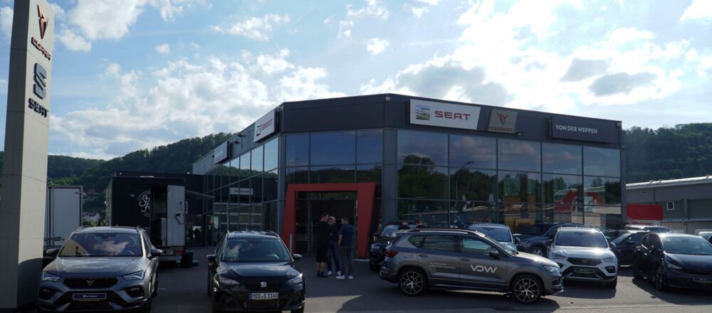 Ein Bild unserer CUPRA Garage in Mosbach, mit vielen Autos im Hof