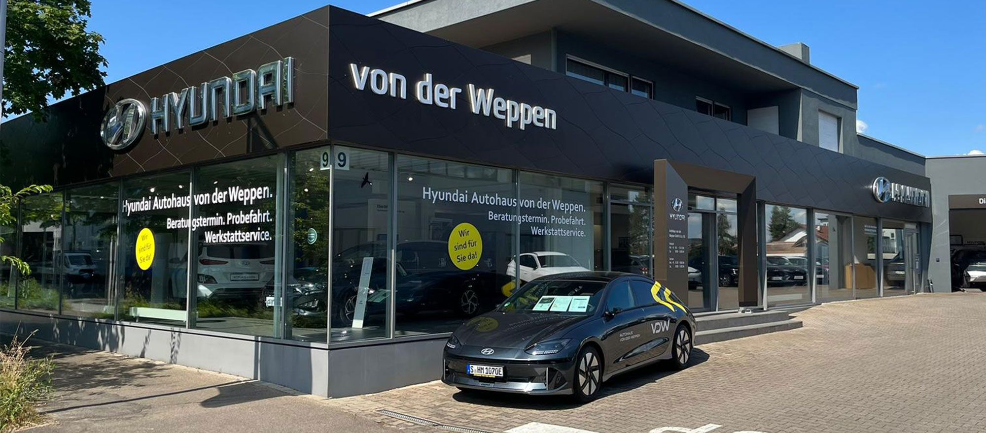 Unser Hyundai Standort in Waiblingen in voller Bracht, Vor der Tür steht ein Hyundai IONIQ 6