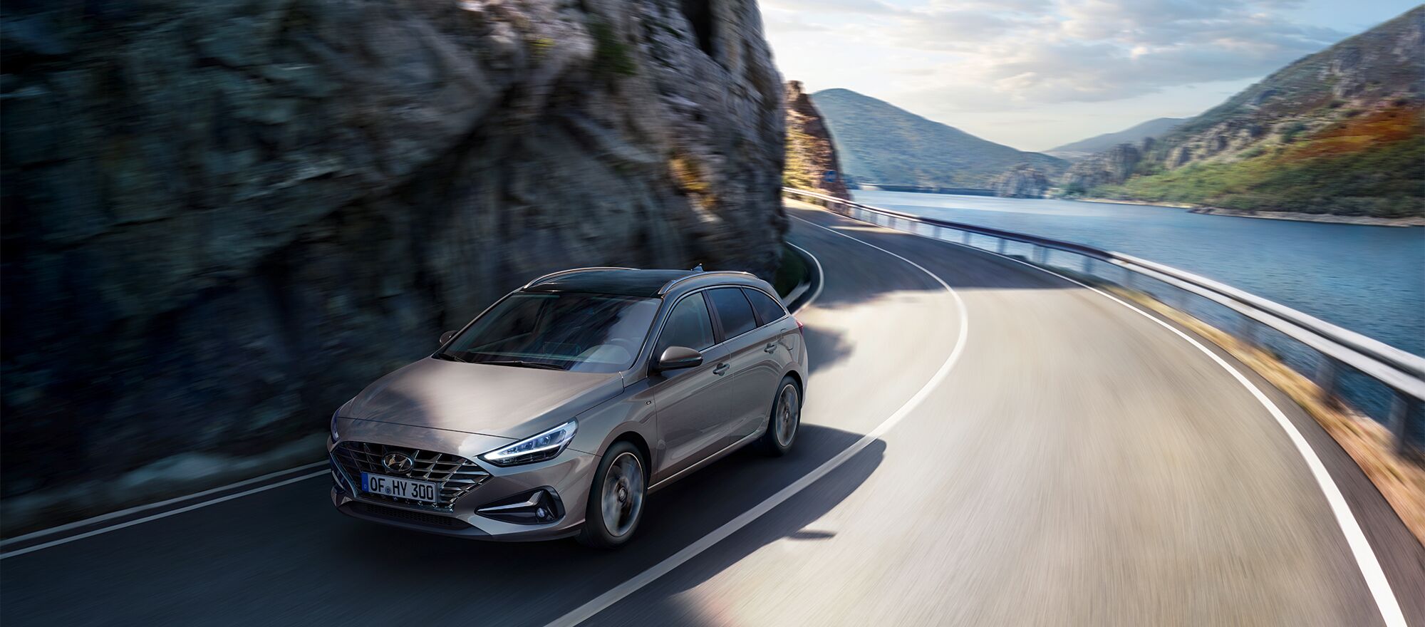 Der Hyundai i30 Kombi fährt an einem See entlang