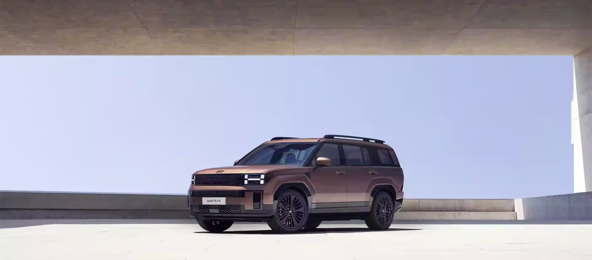 Eine Fernaufnahme eines seitlich geparkten Hyundai SANTA FE
