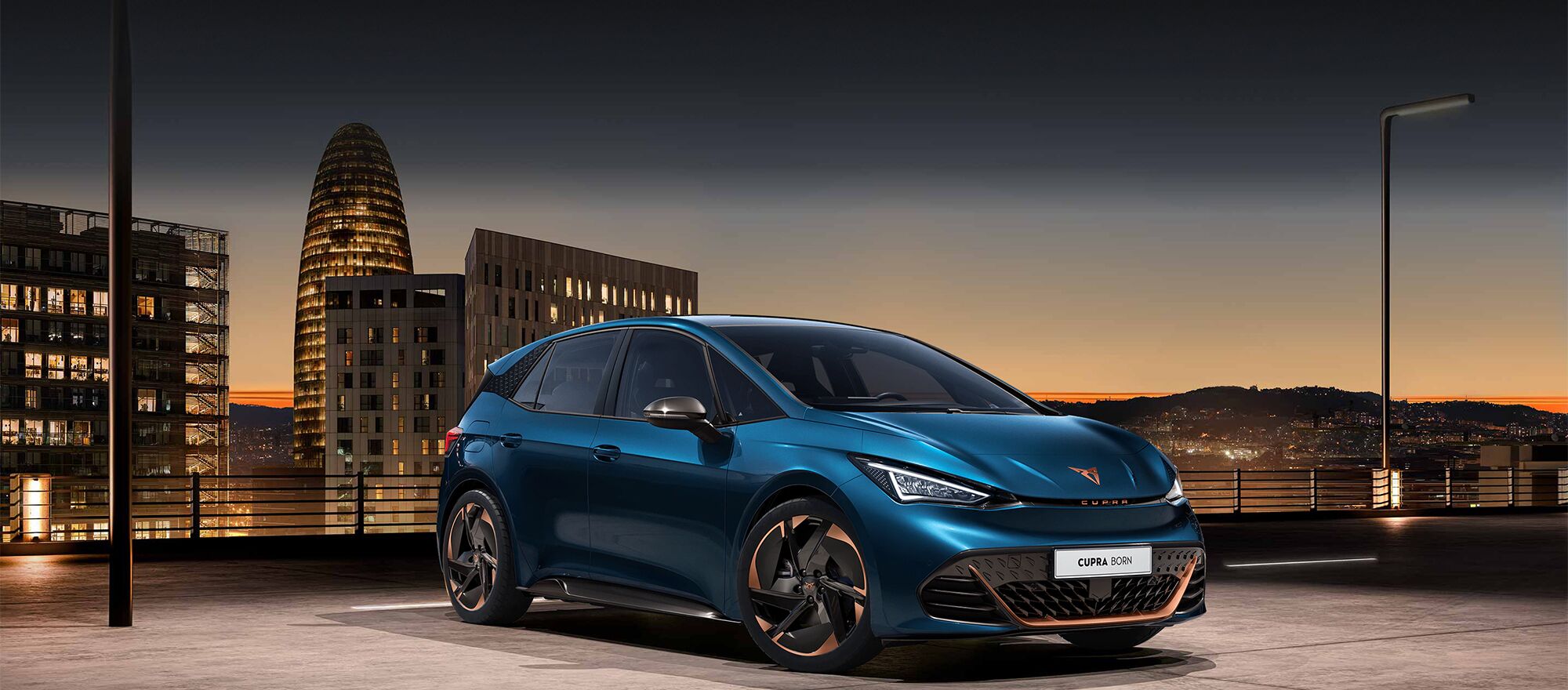 Der CUPRA Born auf einem Parkplatz bei Sonnenuntergang