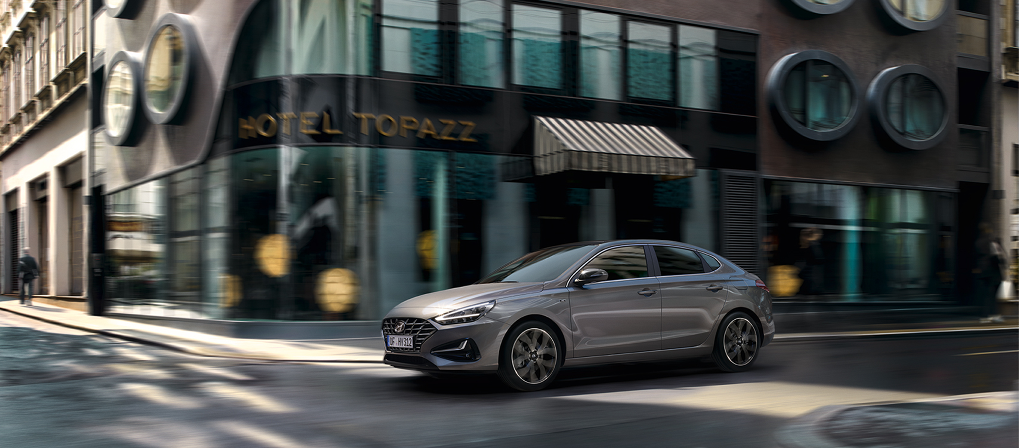 Der Hyundai i30 Fastback fährt durch die Stadt