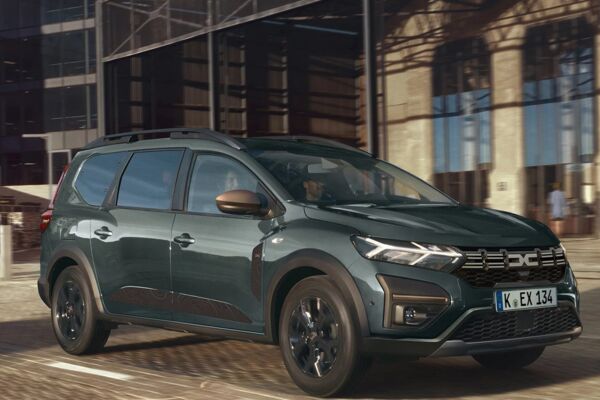 Fahrender Dacia Jogger in der Stadt