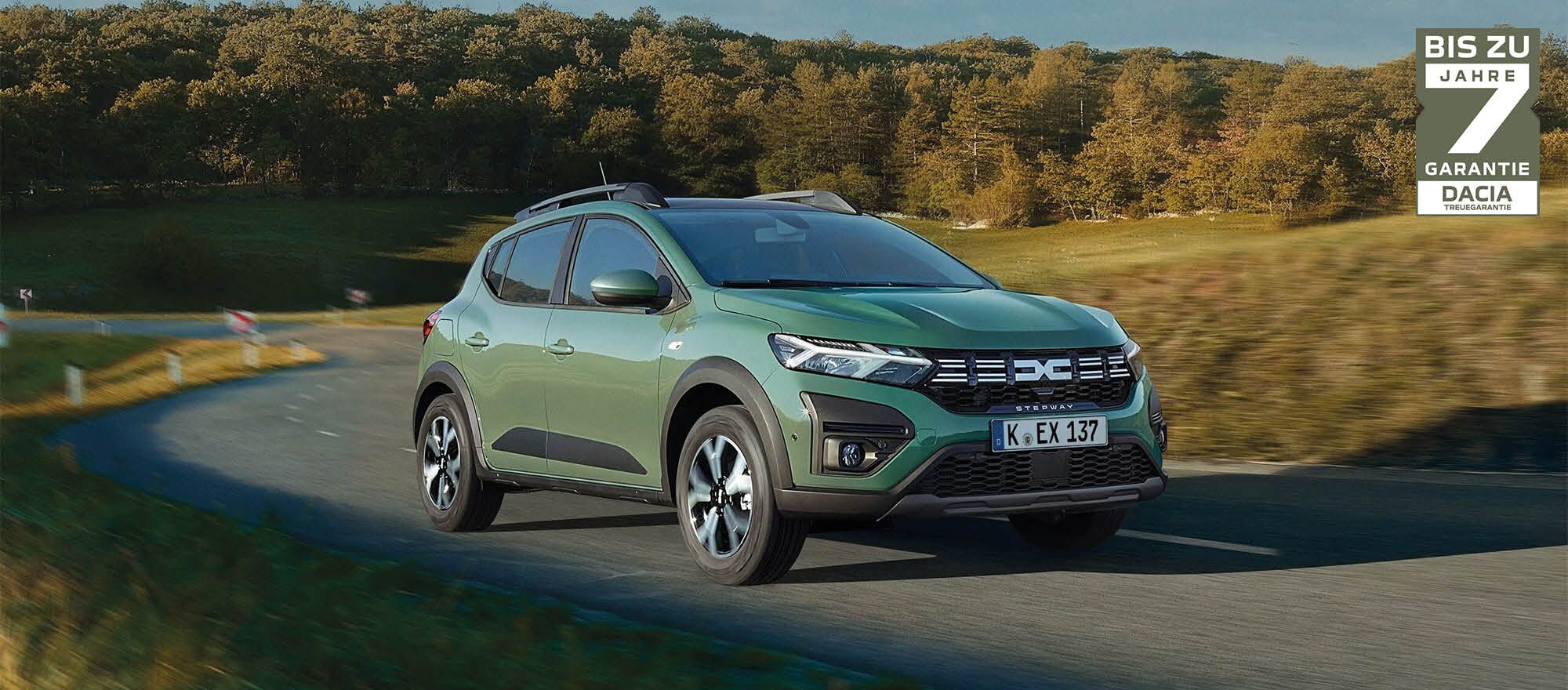 Der Dacia Sandero Stepway fahrend auf einer Straße