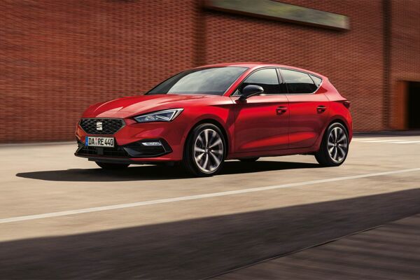 Ein fahrender SEAT Leon vor einer roten Wand