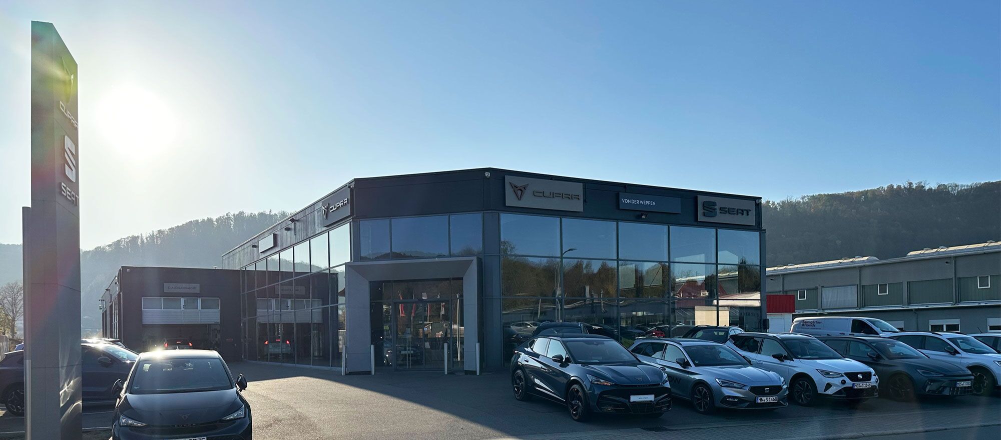 Ein Bild der CUPRA Garage in Mosbach und ein paar Modelle im Hof