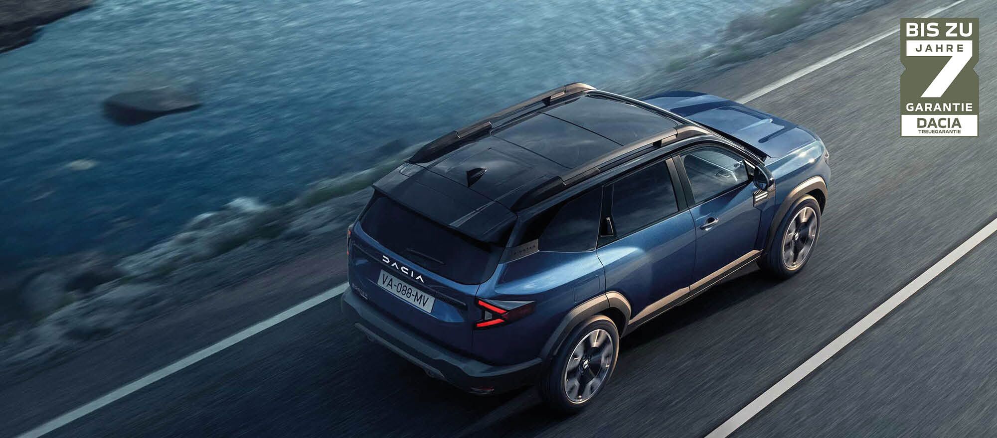 Dacia Bigster fährt an einem See vorbei