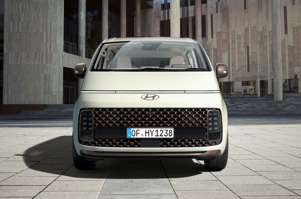 Die Front eines Hyundai Staria in einer Nahaufnahme