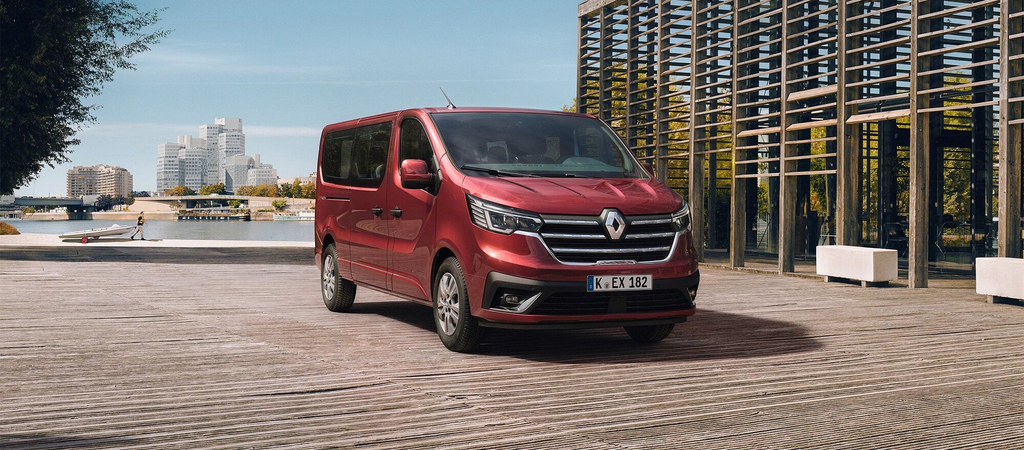 Der Renault Trafic steh auf einem Holzboden vor einem See