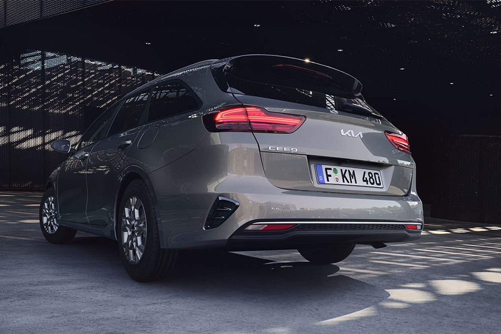 Eine Nahaufnahme des Hecks und der Lichter des Kia Ceed Sportswagon