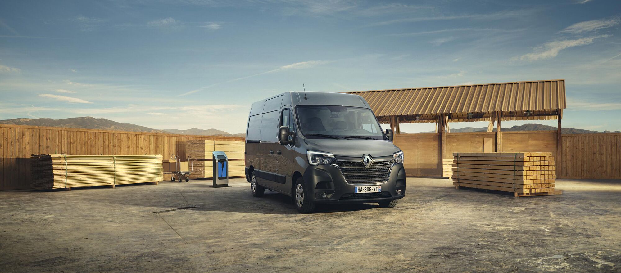 Ein Holzwerk mit einem Renault Master im Vordergrund