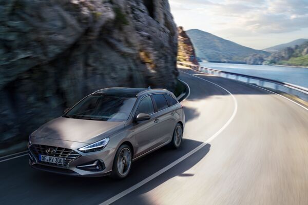 Der Hyundai i30 Kombi fährt an einem See entlang