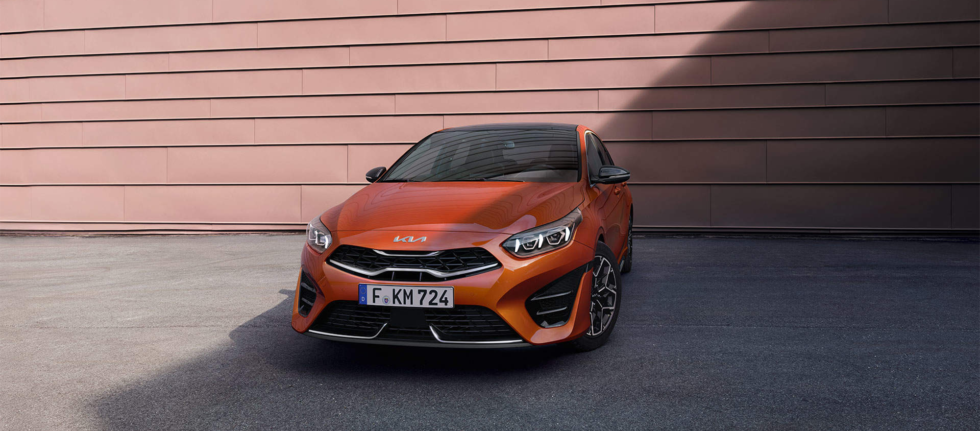 Die Frontansicht des Kia Ceed vor einer Steinwand