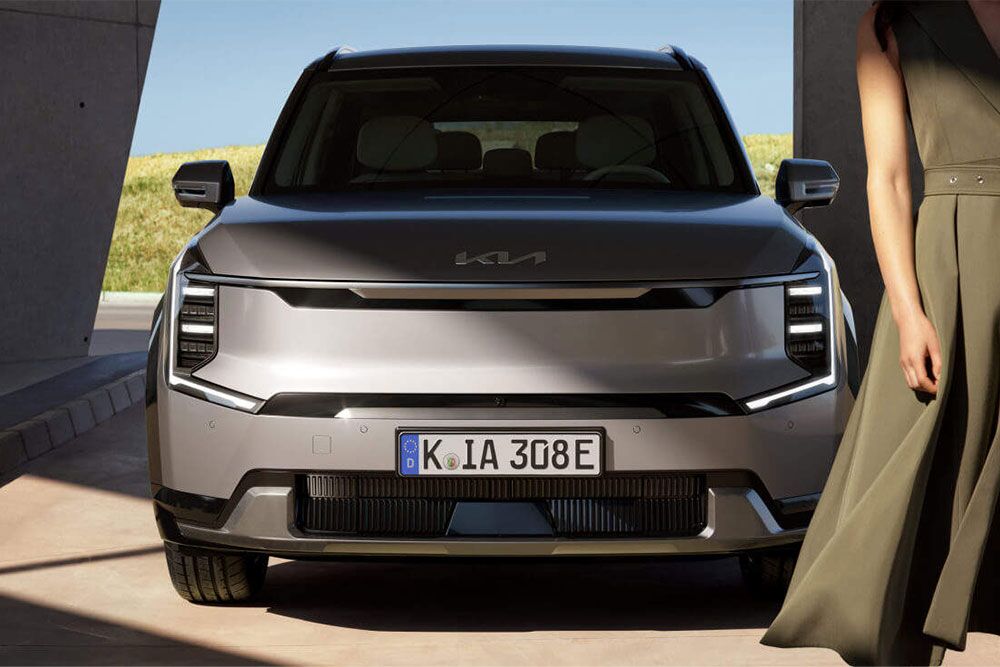 Nahaufnahme der Front und der Lichtsignatur des Kia EV9