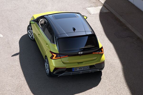 Das Heck Hyundai i20 mit schwarzem Dach von Oben