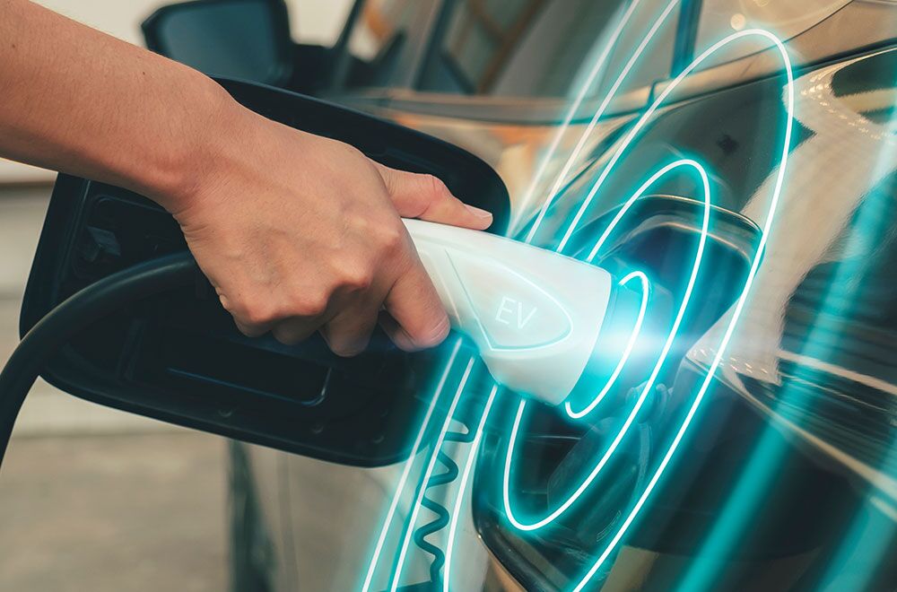 Elektroauto wird mit Stecker geladen
