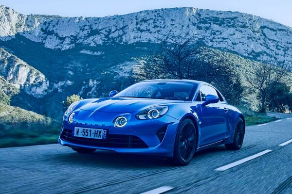Blauer Alpine A110 vor einem Bergpanorama