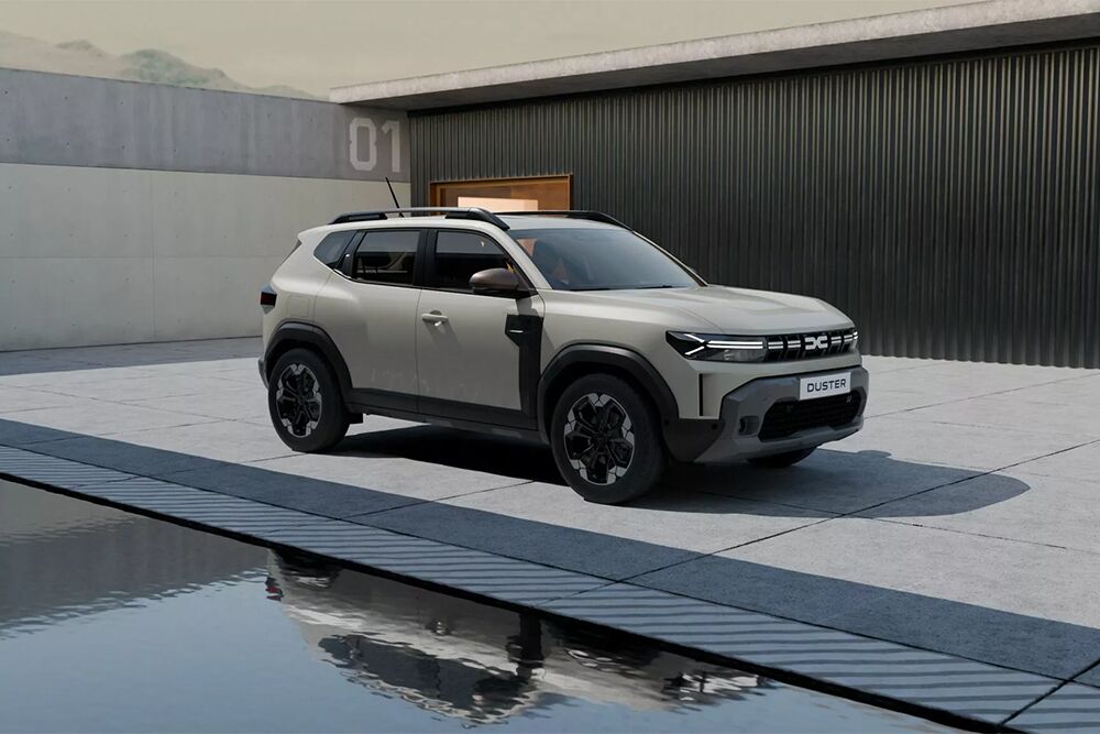 Der Dacia Duster steht vor einem modernen Gebäude