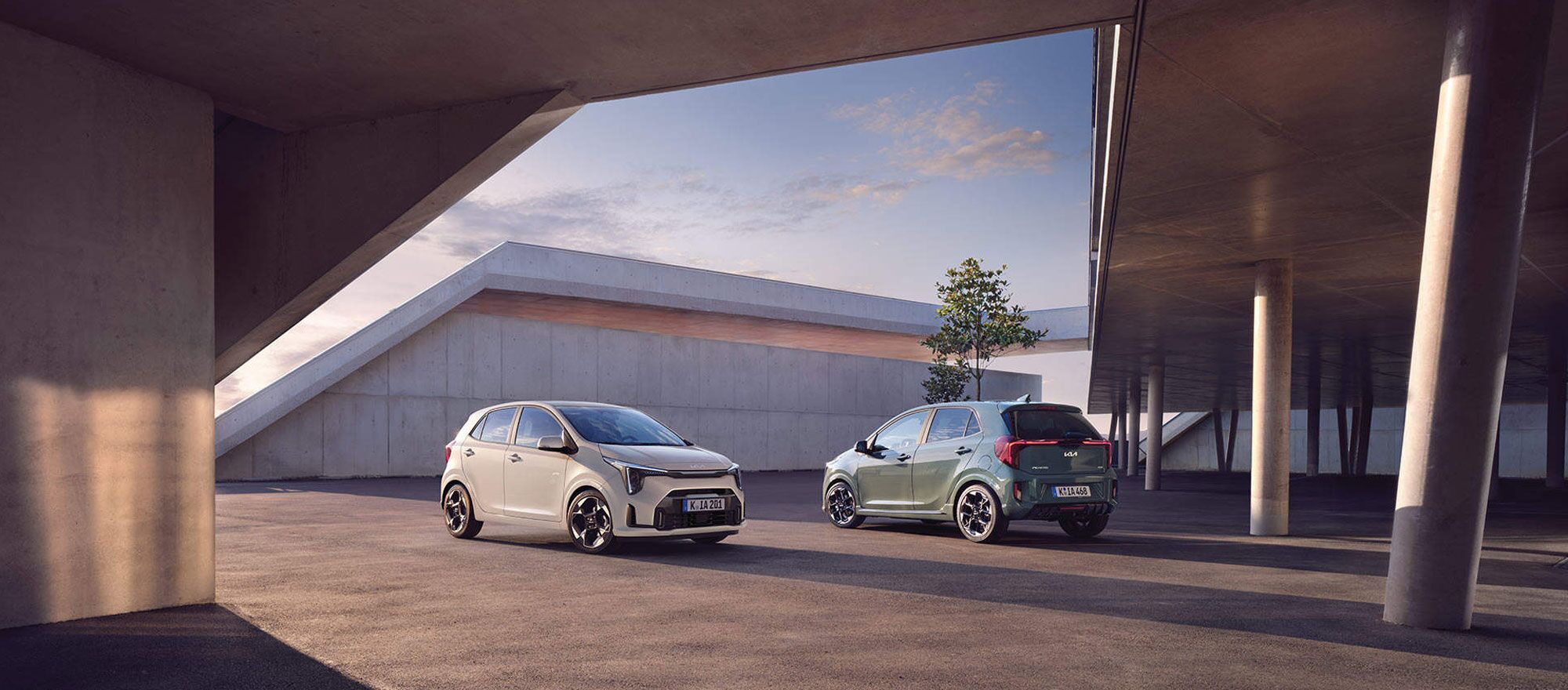 Zwei Kia Picanto parken nebeneinander und schauen in verschiedene Richtungen