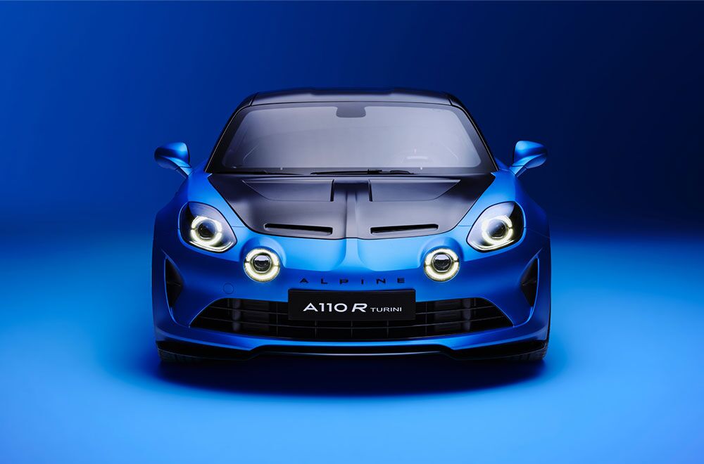 Der Alpine A110 R Turini mit leuchtenden Lichtern