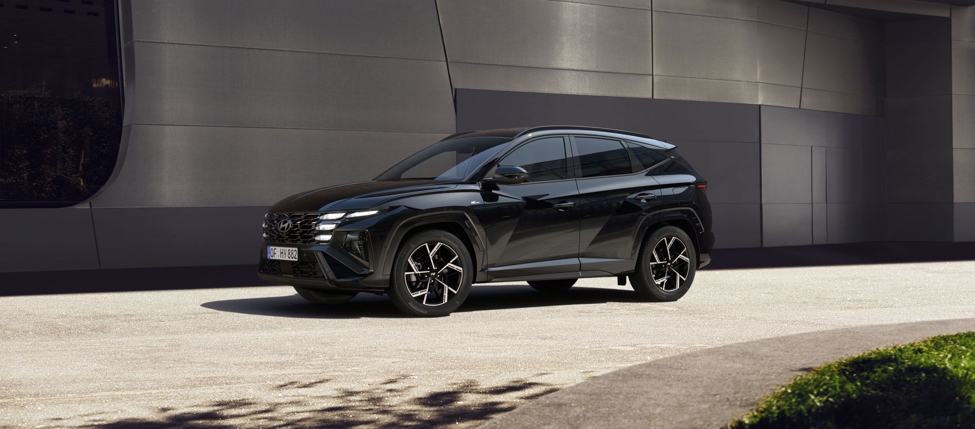 Eine Distanzaufnahme eines seitlich geparkten Hyundai TUCSON