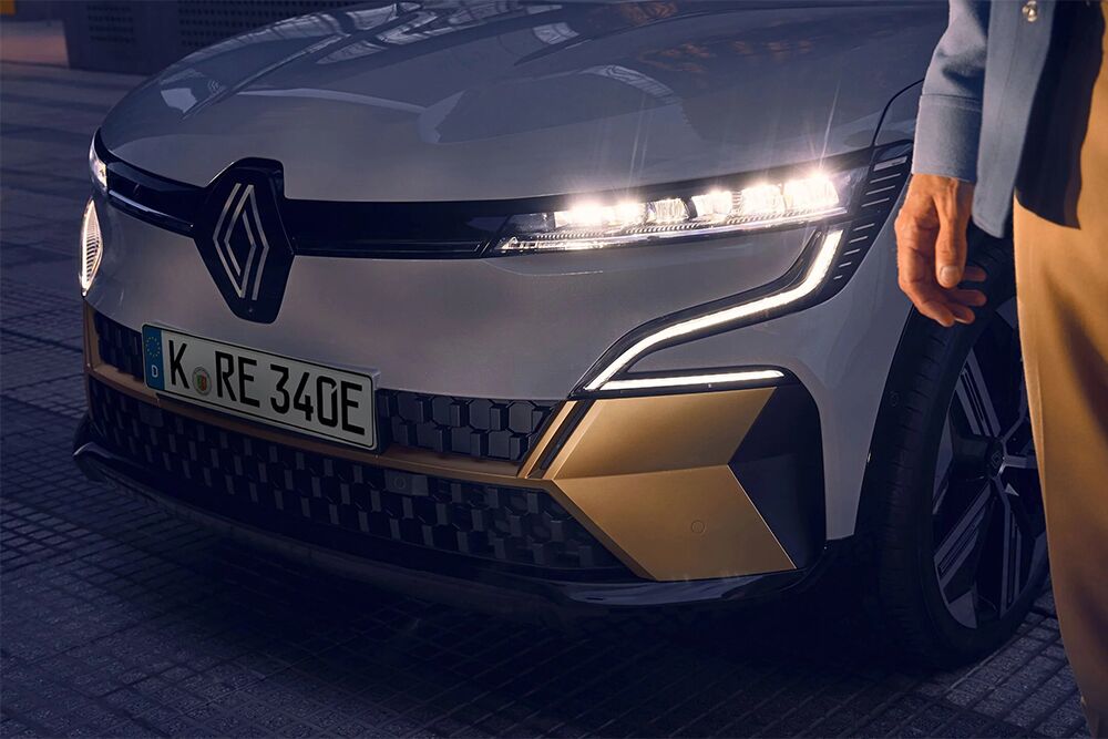 Eine Nahaufnahme der Lichtsignatur des Renault Megane E-Tech