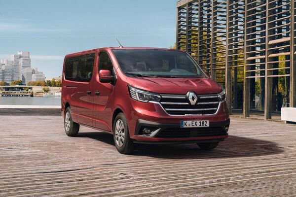 Der Renault Trafic steh auf einem Holzboden vor einem See