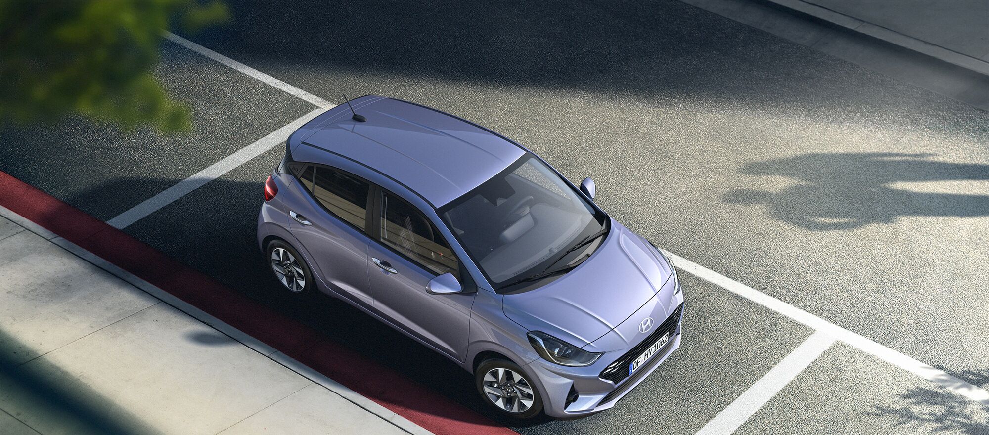 Ein blauer Hyundai i10 parkt an der Straße