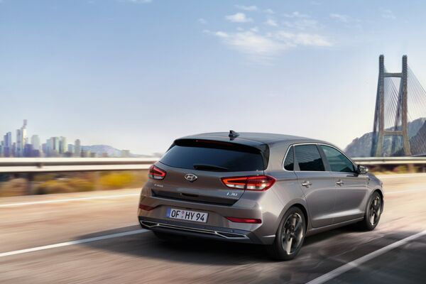Ein fahrender Hyundai i30 in der Heckansicht