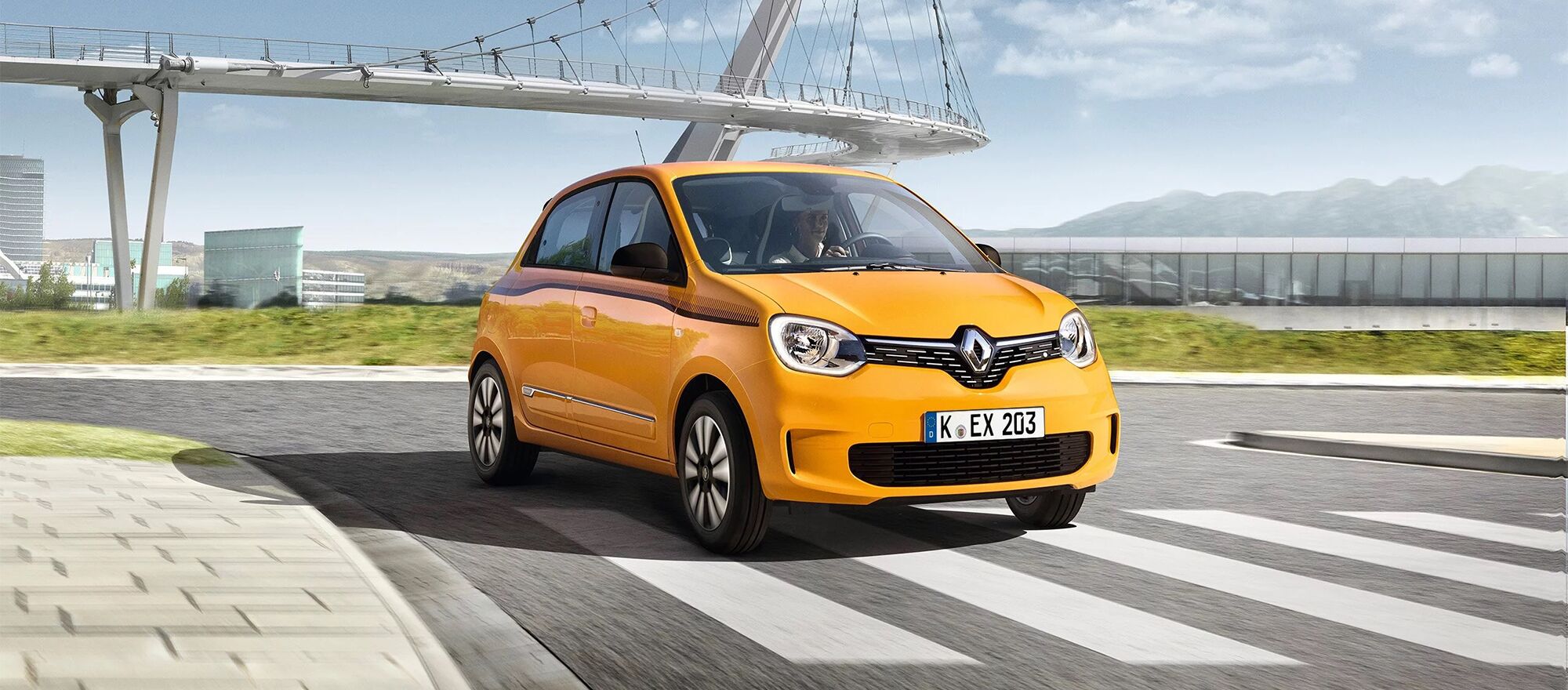 Der Renault twingo fährt über einen Zebrasterifen