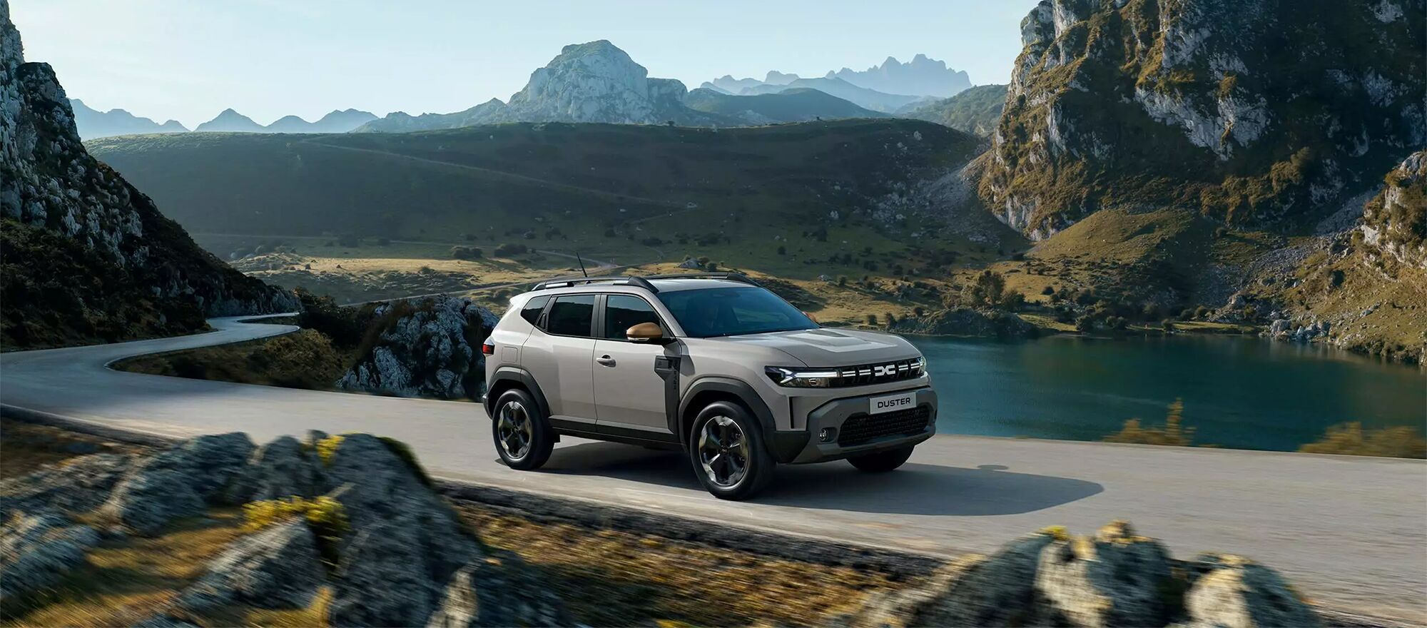Der Dacia Duster vor einem Bergpanorama