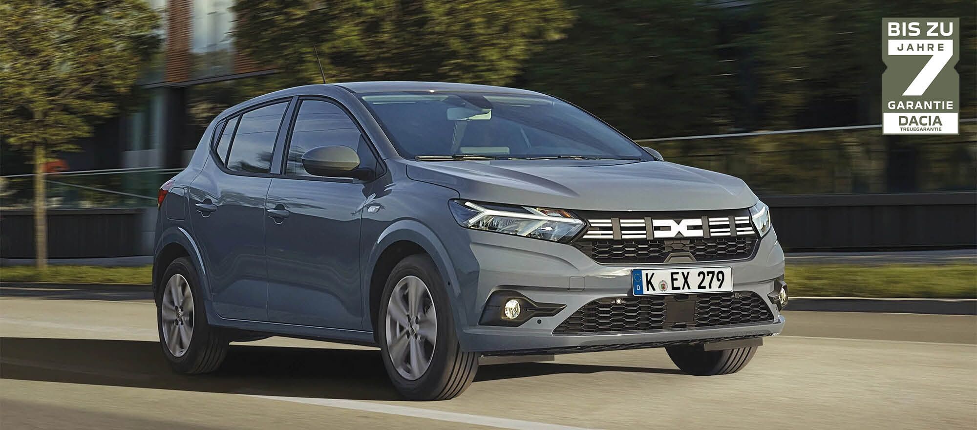 Der Dacia Sandero fährt auf einer Straße