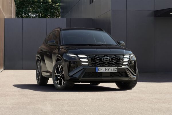 Eine Frontansicht des Hyundai TUCSON mit Lichtern an