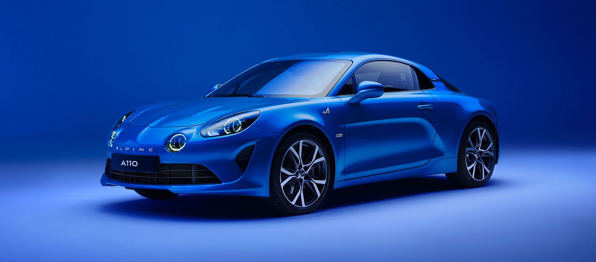 Blauer Alpine A110 von der Seite