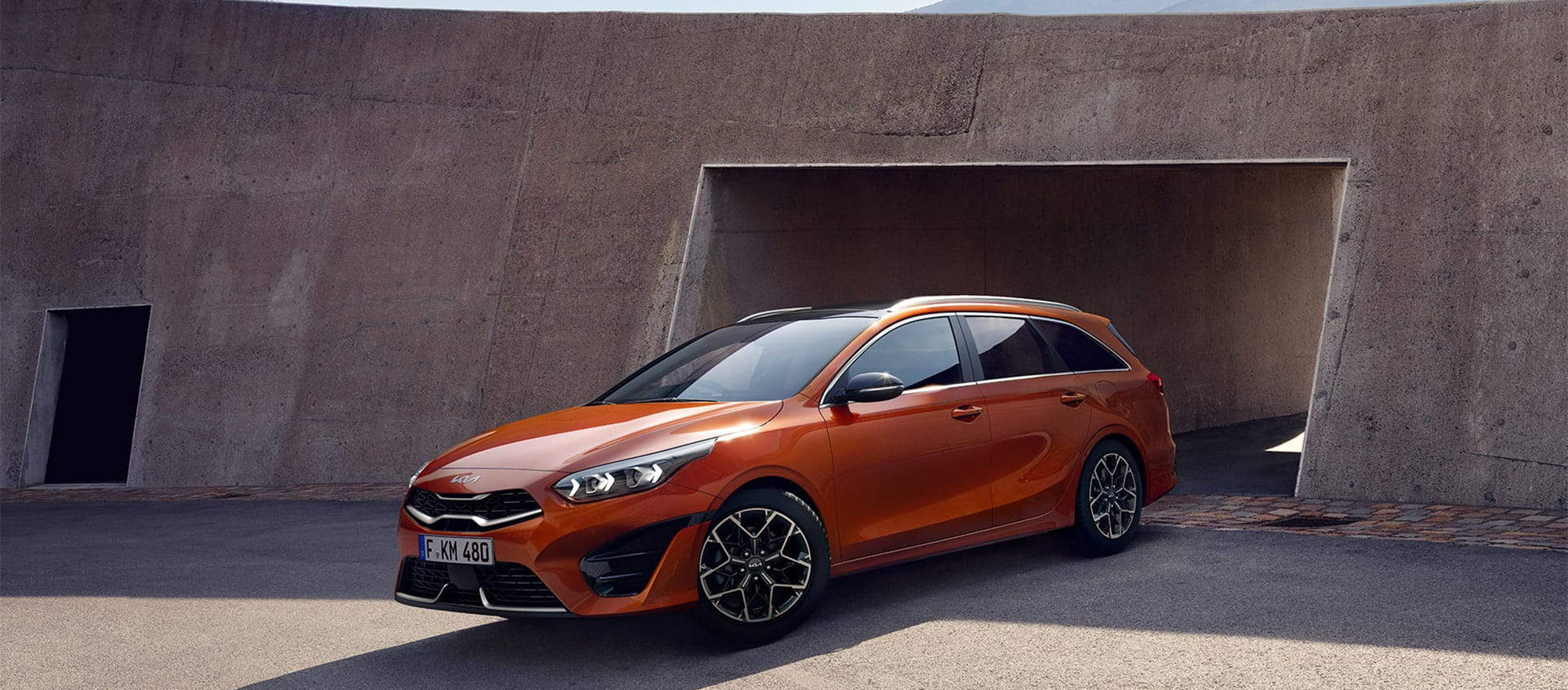 Ein Kia Ceed Sportswagon fährt aus einem Tor