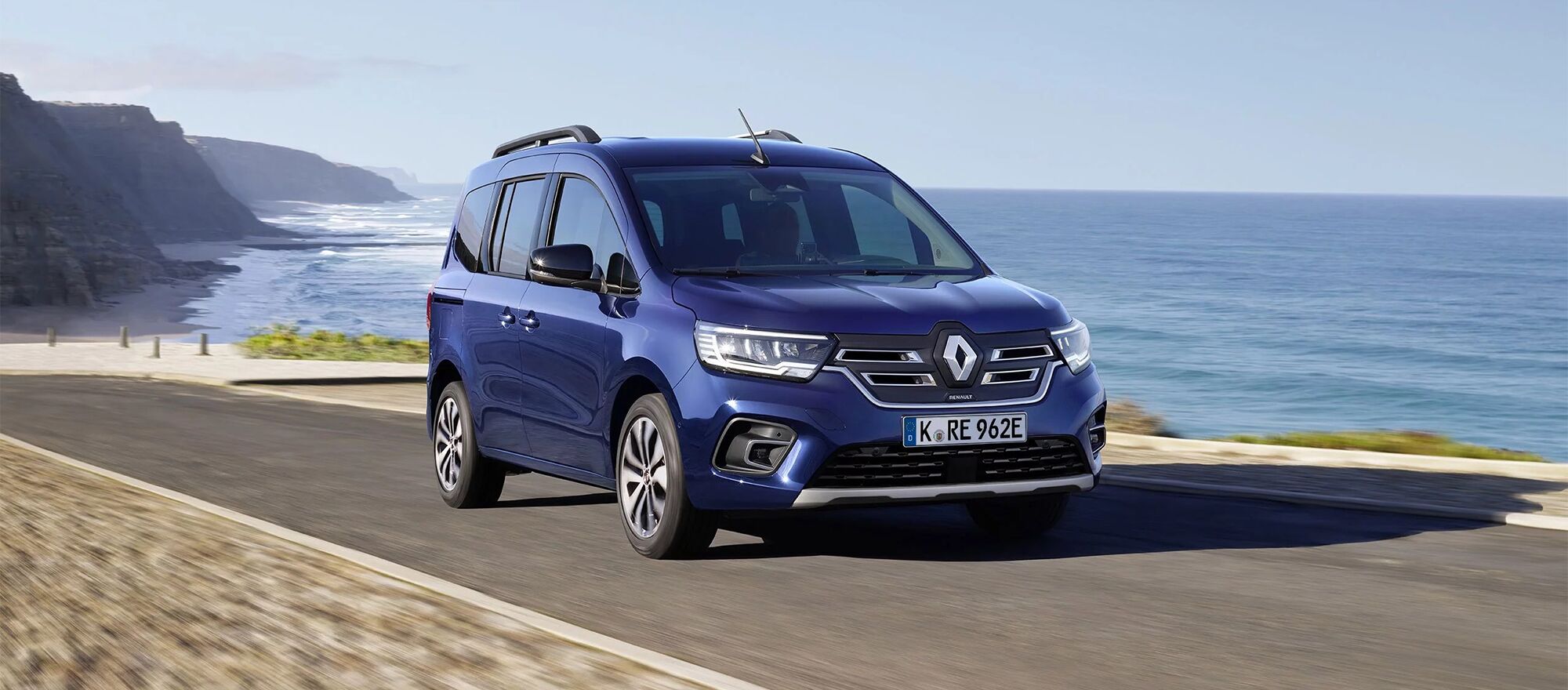 Der Renault Kangoo E-Tech fährt an einem Meer entlang