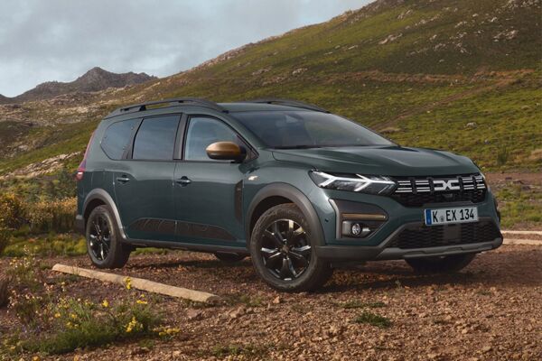 Ein Dacia Jogger parkt in der Wildnis