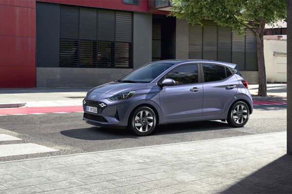 Ein blauer Hyundai i10 auf der Straße