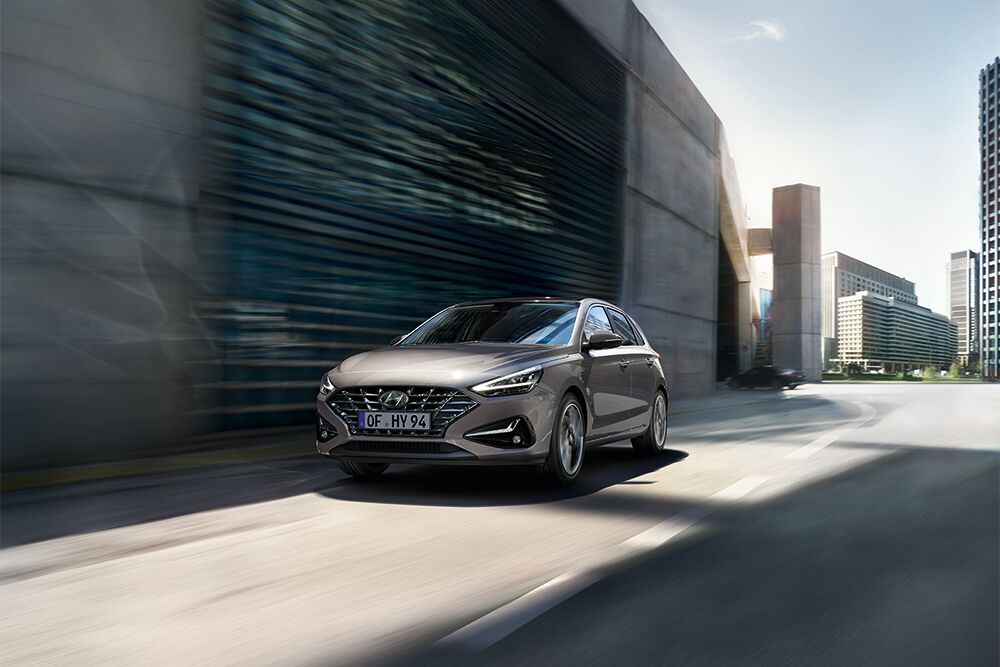 Ein grauer Hyundai i30 fährt eine Straße entlang