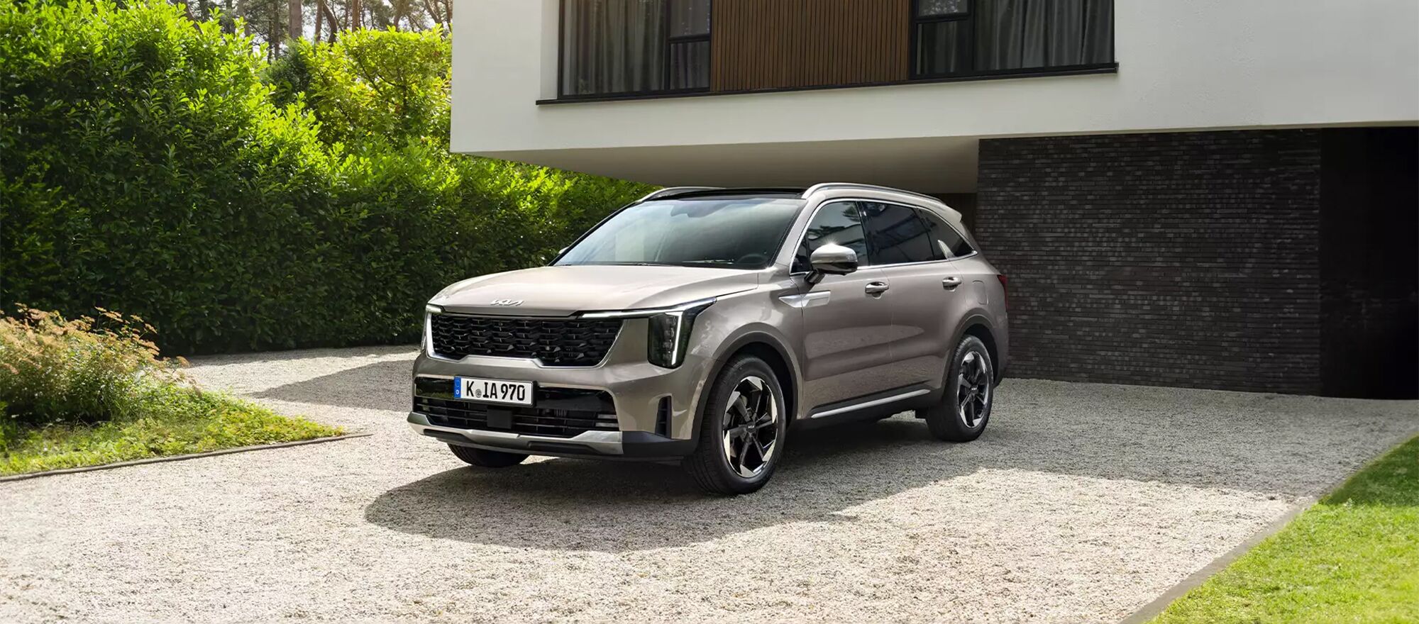 Parkender Kia Sorento vor einem modernen Haus