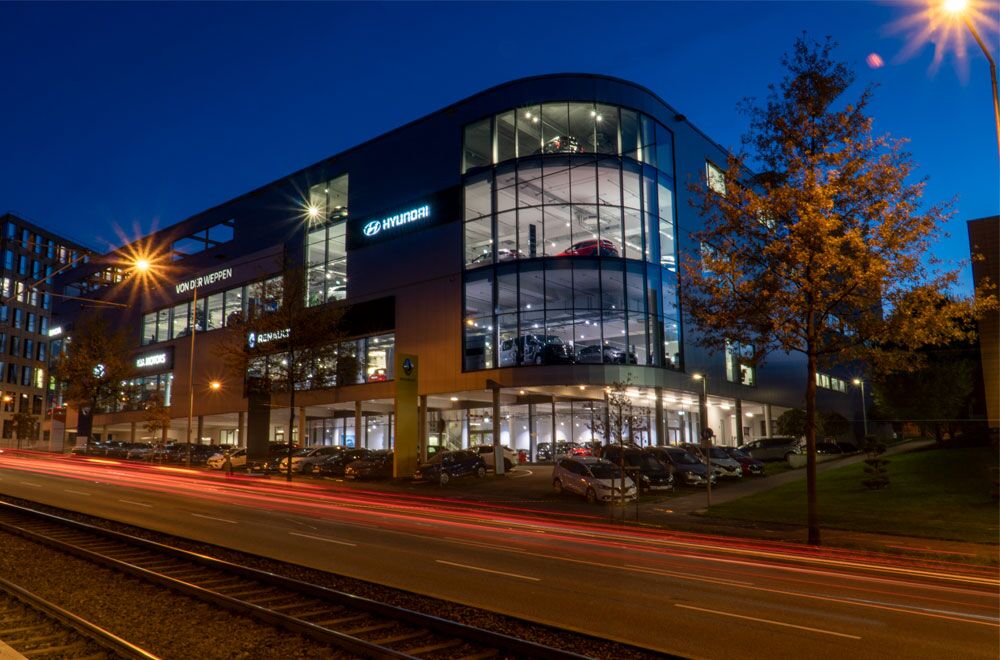 Ein Bild unseres Hauptstandortes vom Autohaus von der Weppen in Stuttgart bei Nacht