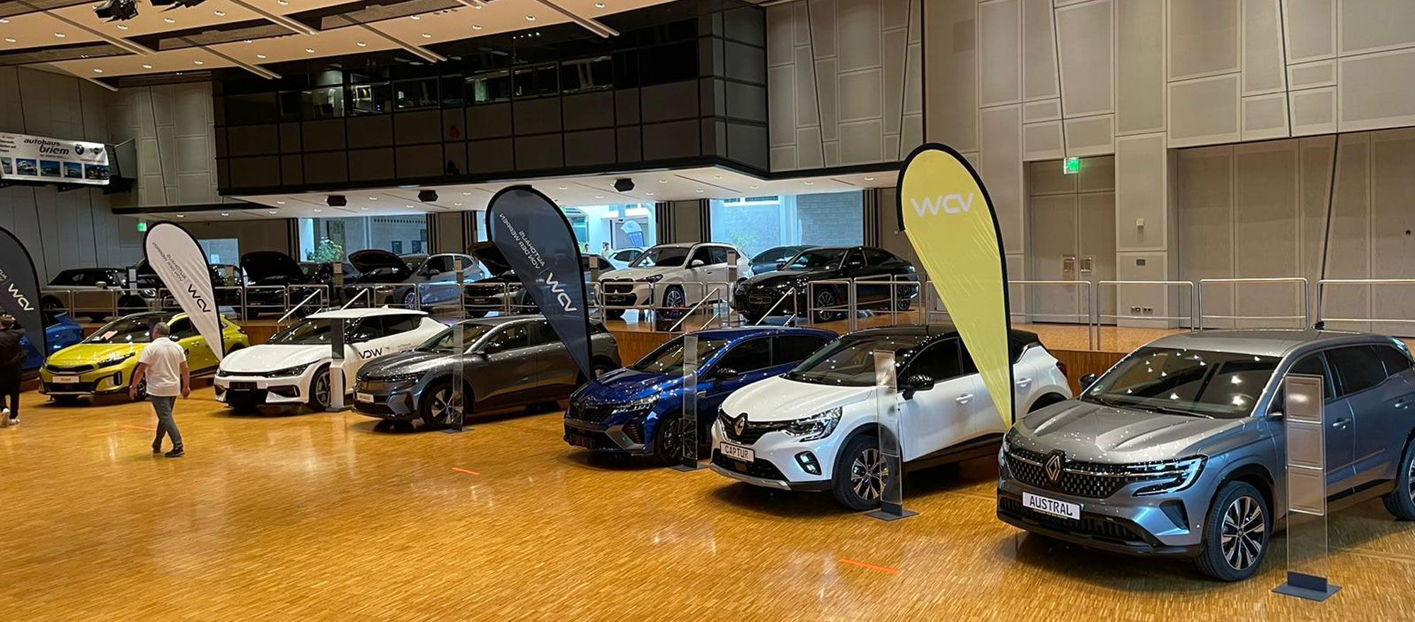 Mehrere Fahrzeuge der Marken Renault Hyundai und Kia bei einer Autoshow in Stuttgart
