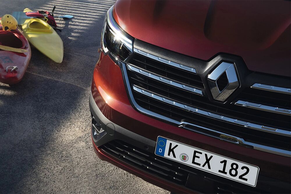 Eine Nahaufnahme des Kühlergrills und des Renault-Logos des Renault Trafic