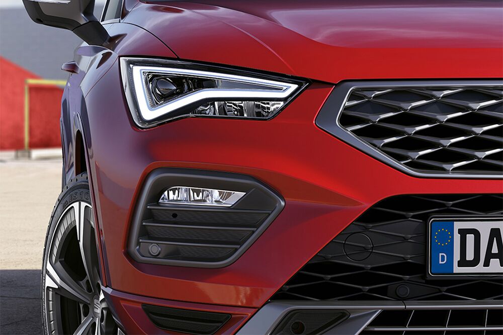 Eine Nahaufnahme der Lichtsignaur des SEAT Arona
