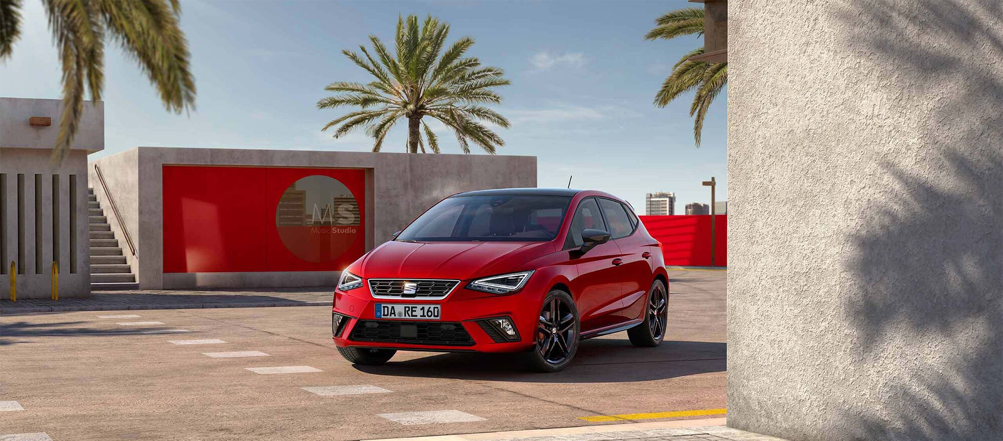 Ein SEAT Leon steht auf einem Platz und im Hintergrund stehen Palmen
